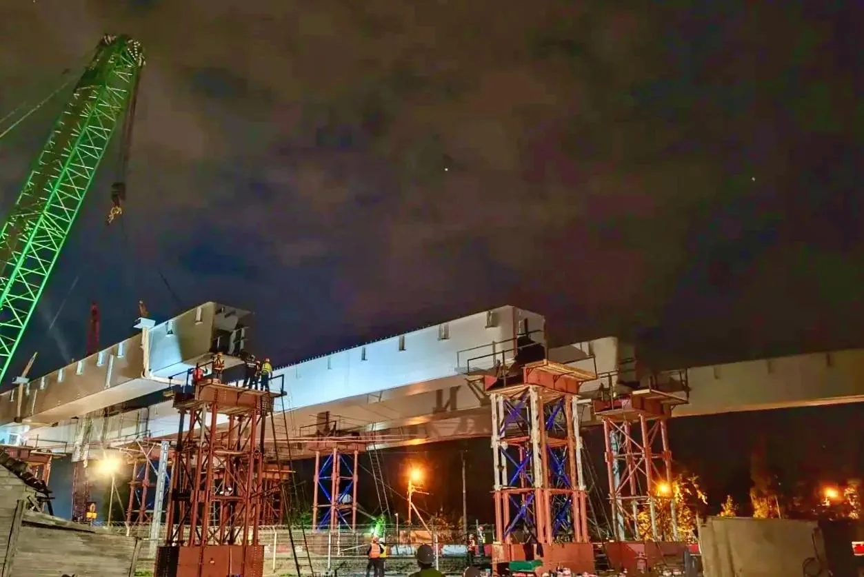Последняя нитка над железной дорогой: ключевой этап на М-32 завершен!