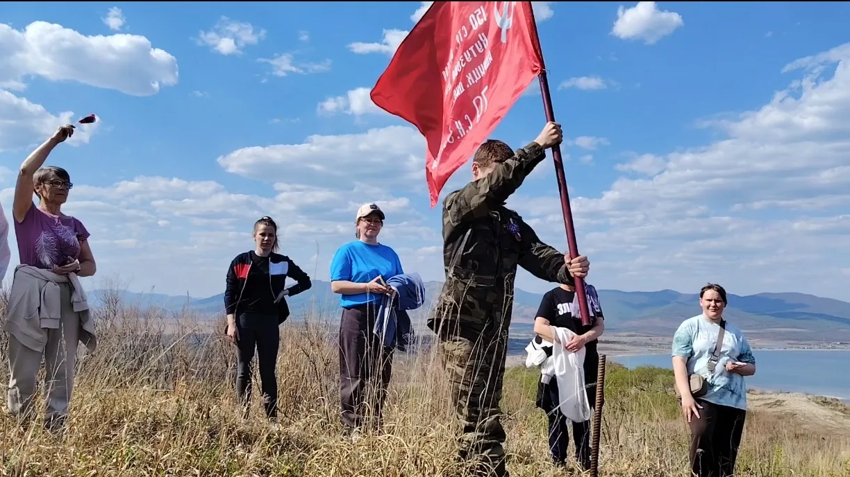 В Безверхово прошла ежегодная акция по восхождению на сопку.  🚩Здесь установили Знамя Победы!  ⭐В ак