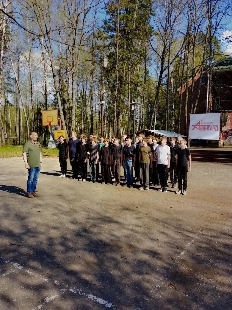 ⭐Будни идут, а наши восьмиклассники в  военно-патриотическом центре Авангард. ☝️  🇷🇺 Ребята познаком