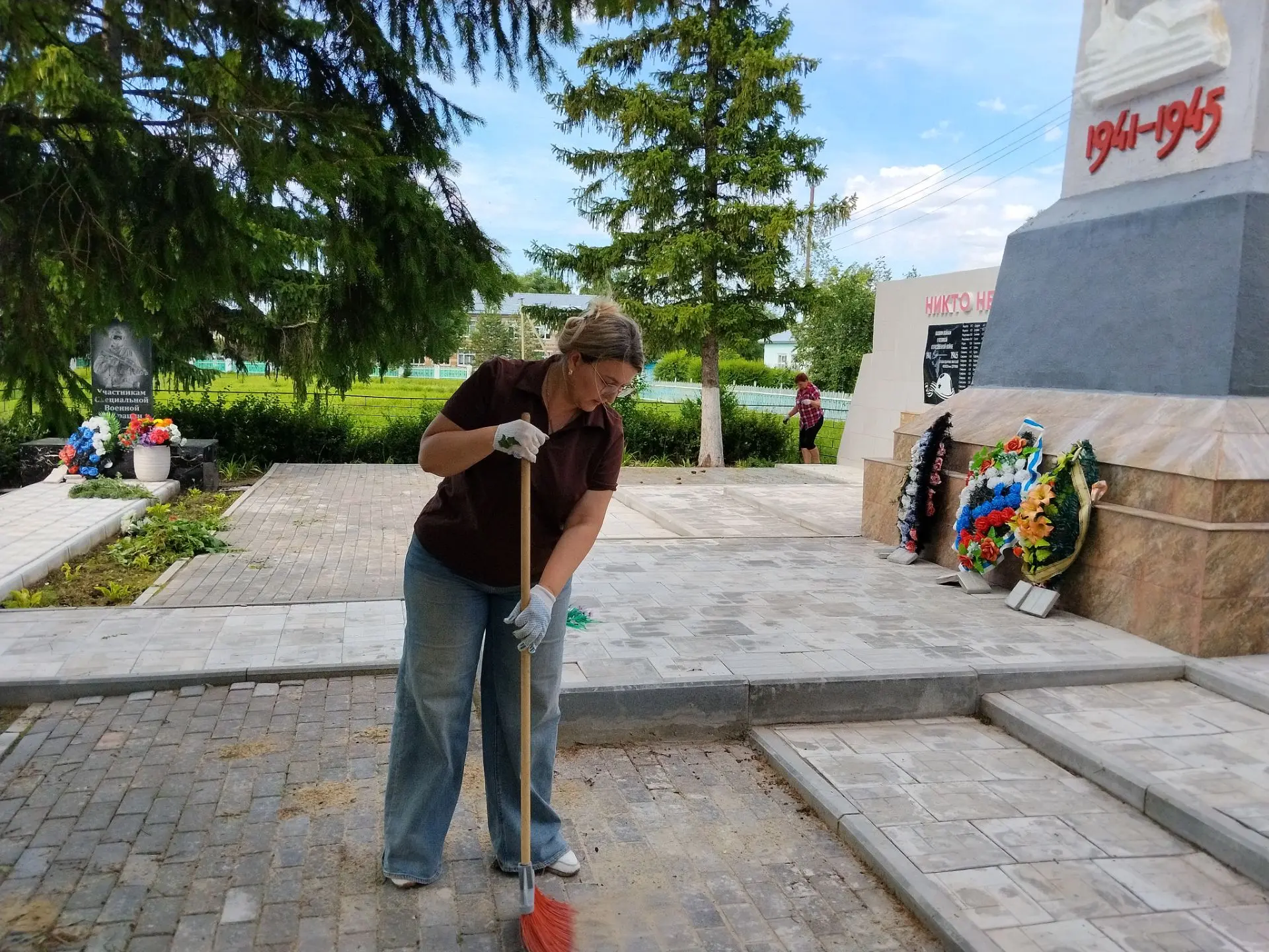 👉 Сегодня в с. Покровка прошёл субботник. 🪚🪓🧹
Сотрудники администрации и библиотеки привели в по