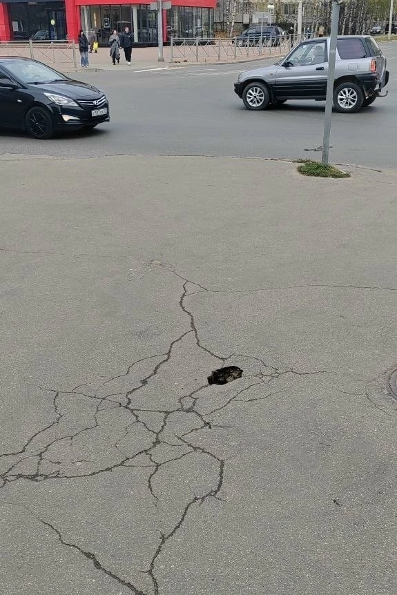 «На перекрёстке Лыткина и Петрозаводская скоро будет яма, каждый день увеличивается по ...