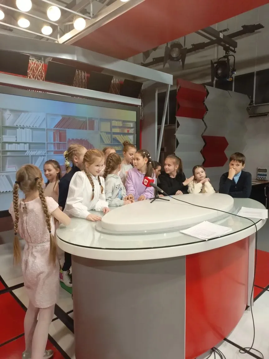 🎬 За кадром телевидения: экскурсия учеников 3В класса на 5 канал.  26 мая учащиеся 3В класса вместе 