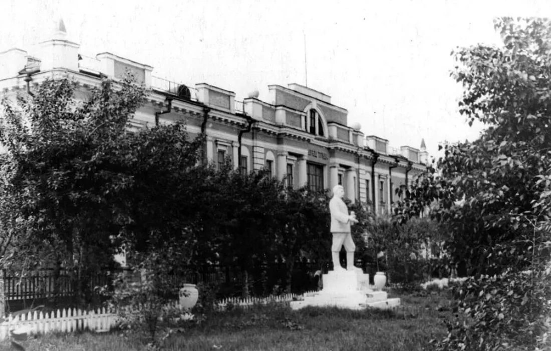 Памятник И.В. Сталину на пл. Базарной (Ленина). 1956 год