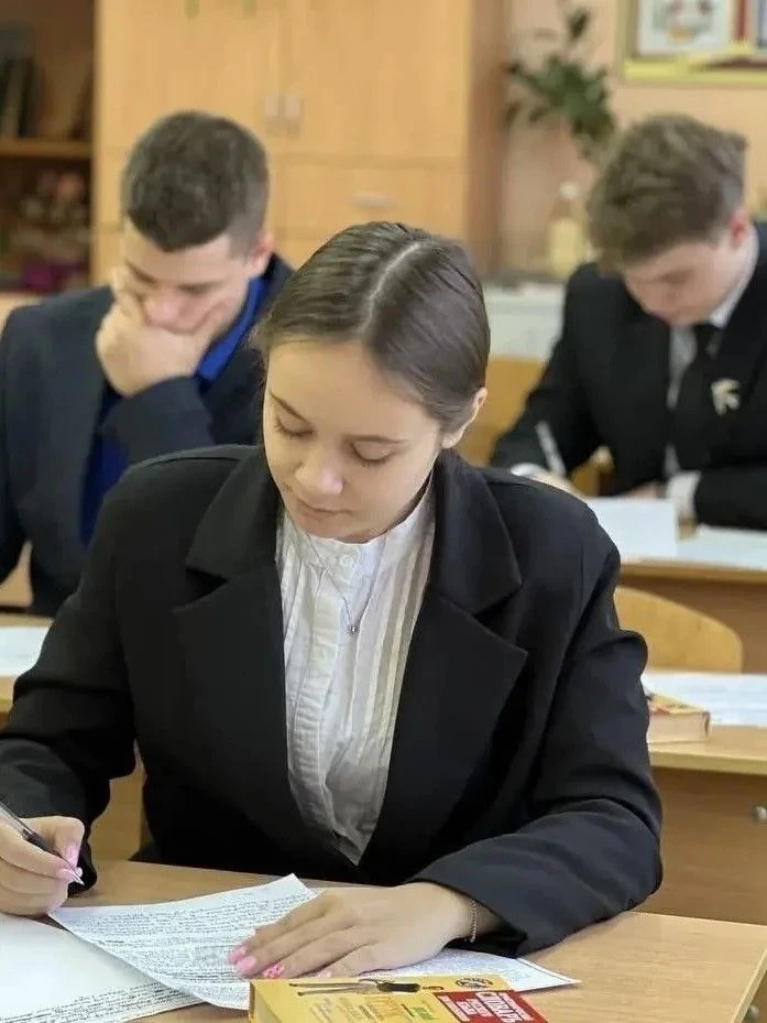 👌27 выпускников Брянской области сдали первые ЕГЭ на сто баллов.
 
Почти 2 тысячи выпускников Брянс