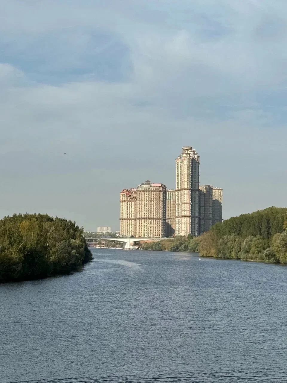 ☀️ Летний и речной вид на Щукино — Алые Паруса и Строгинский мост

На кадре открывается панорама с в
