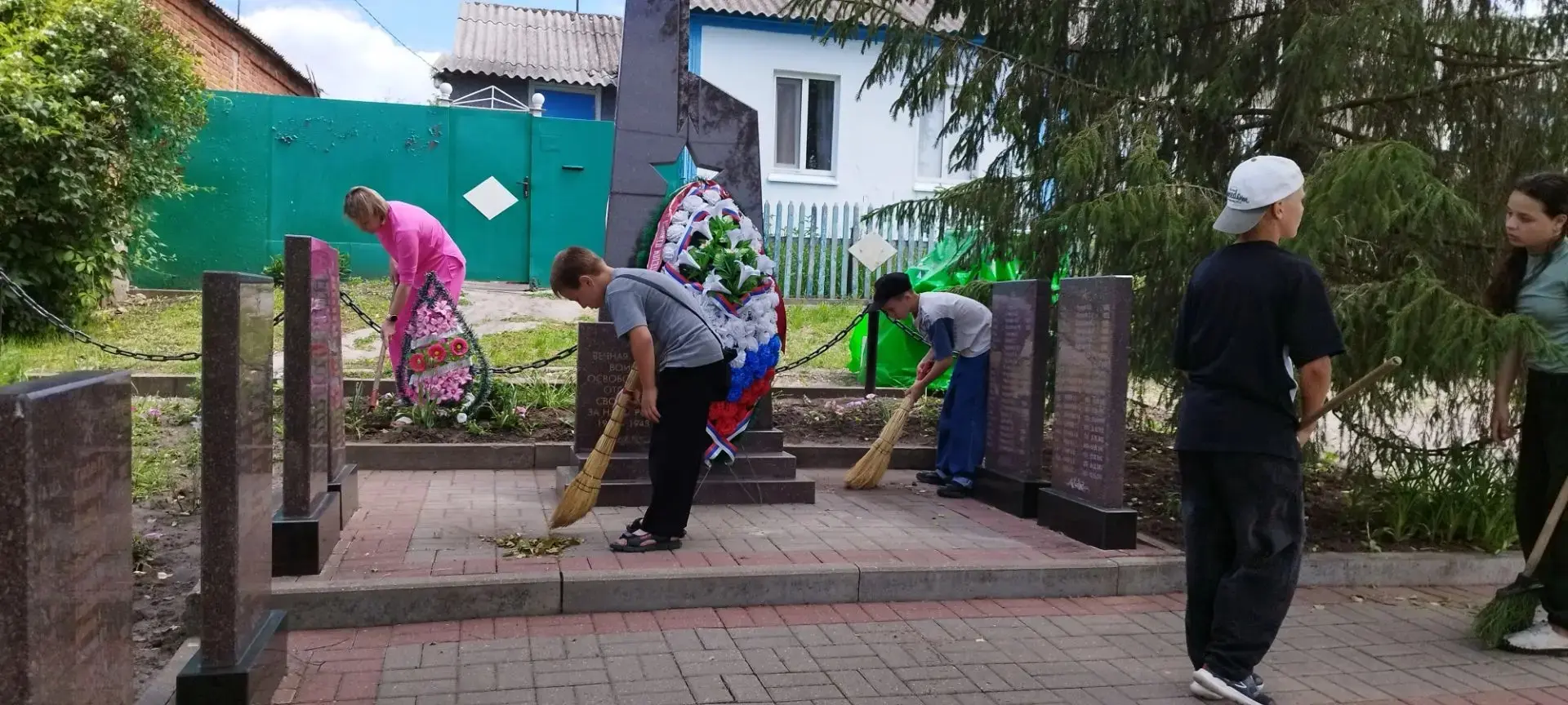 В преддверии Дня памяти и скорби, учащиеся Стрелецкой школы, активисты и  волонтеры Победы, навели п