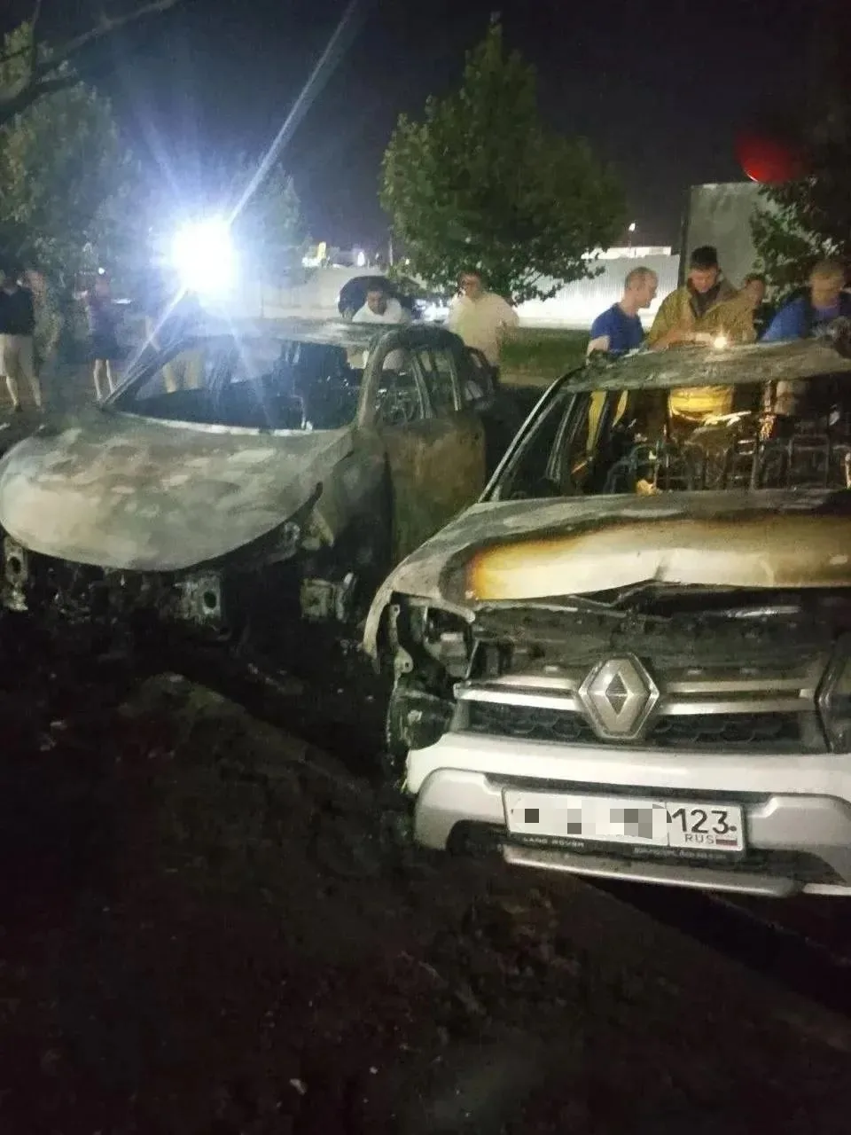 Во время пожара люди оттаскивали автомобили, но припаркованная рядом машина всё же пост...