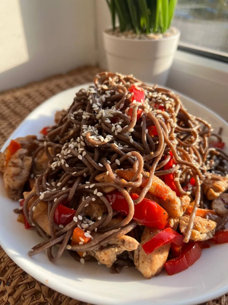 Соба с курицей и овощами 🤤

Готовится очень быстро получается супер вкусно, рецепт из меню моего ма