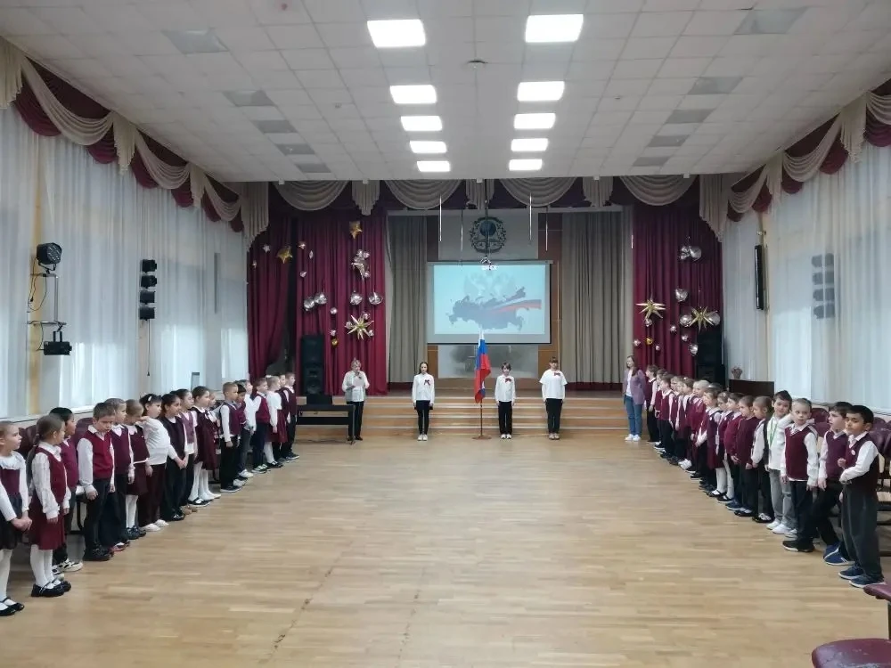 🇷🇺 Новая учебная неделя в нашей школе началась с традиционной торжественной церемонии выноса флага Р
