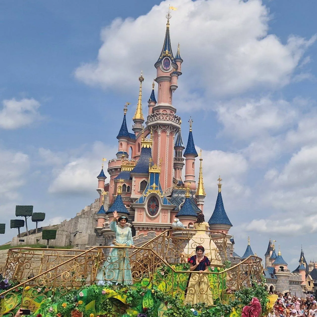 🫪 Disney до сих пор не окупил парижский Диснейленд, открытый ещё в 1992 году — прошло уже 34 года 
