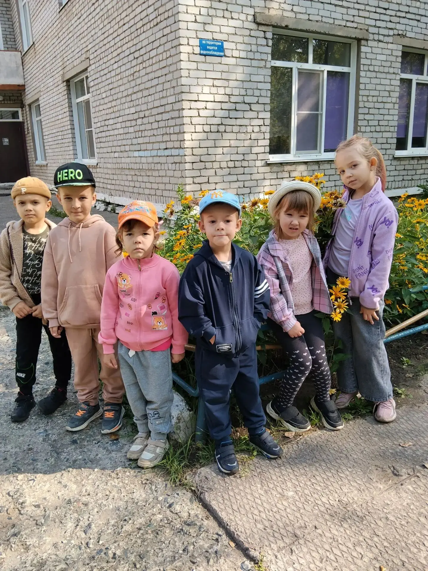 Юные цветоводы-дети логопедической группы, для них это занятие не новое. Каждую осень🍂...