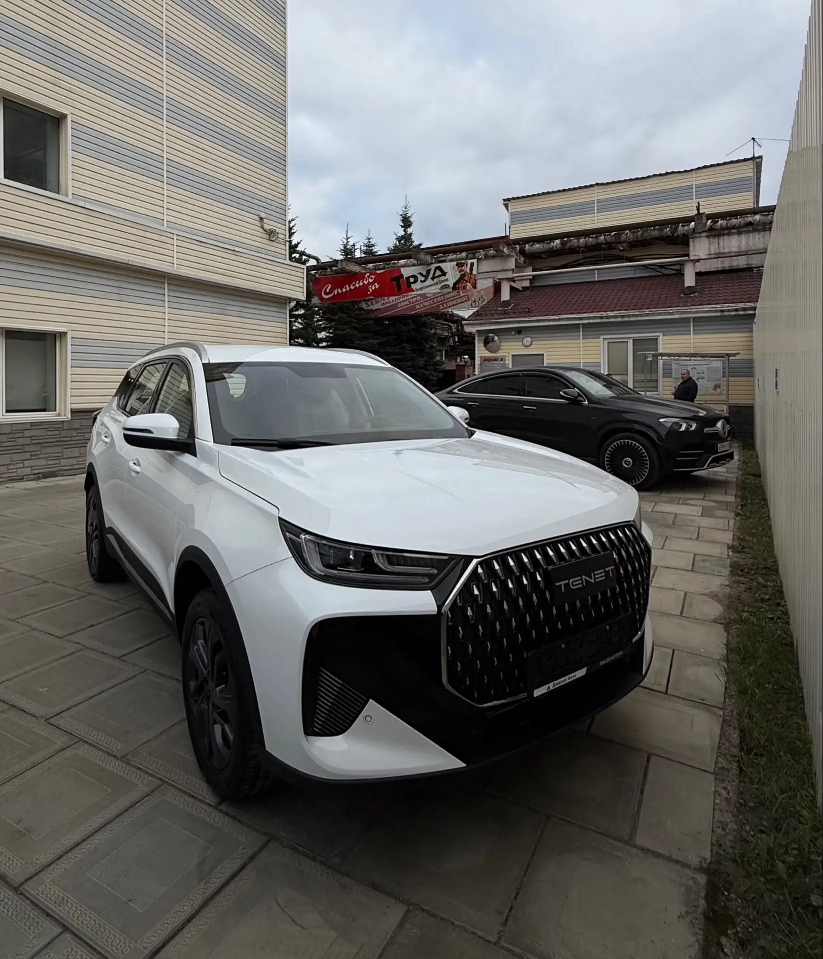 На парковке «Зарницы» появился новый автомобиль прямо из салона… 🚘✨
