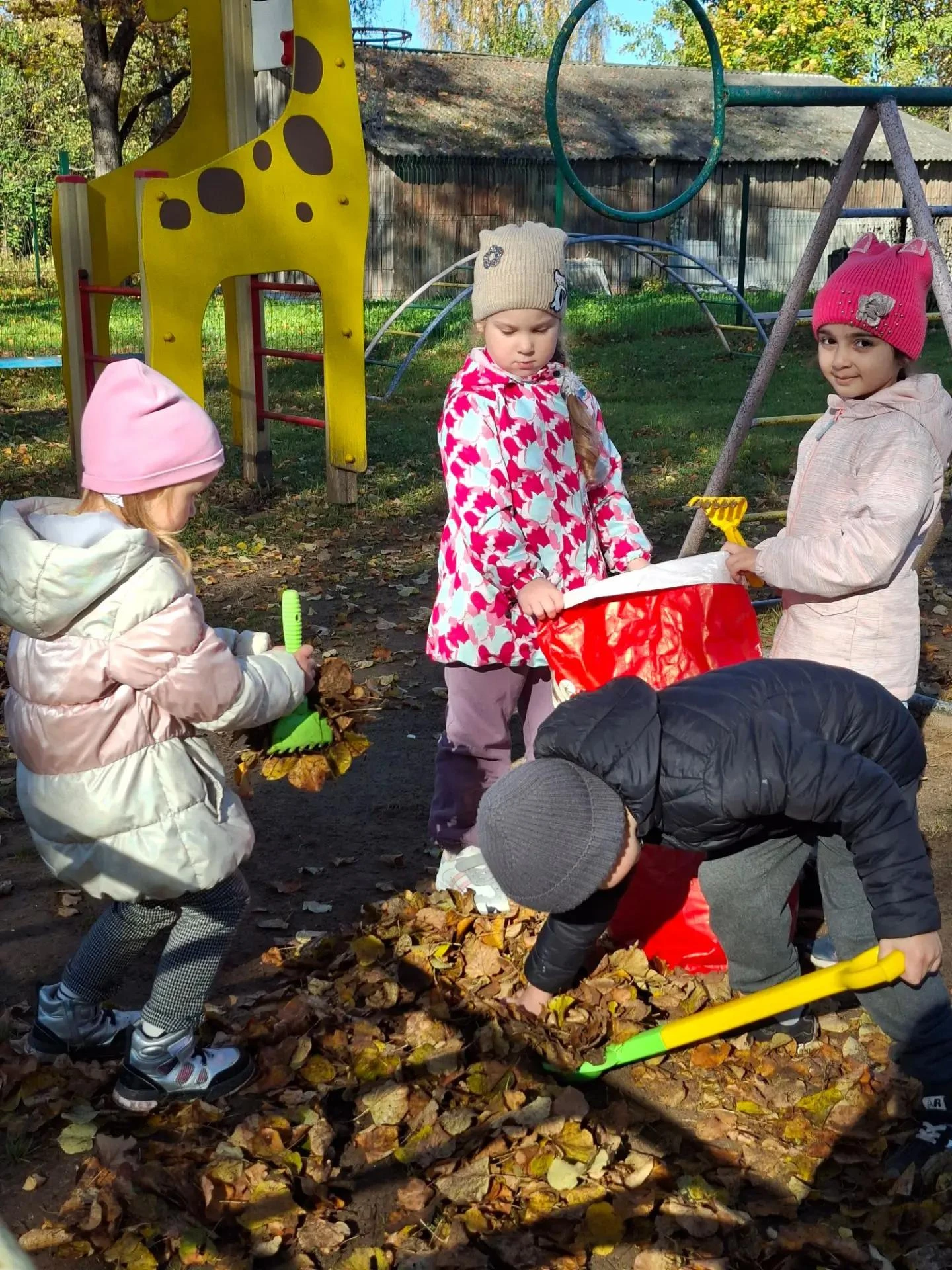 Маленькие помощники — большие дела! 🍂