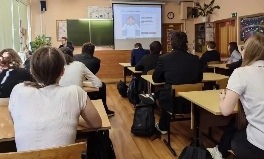 Новая учебная неделя в нашей школе началась торжественно!  Сегодня прошла традиционная линейка с вын