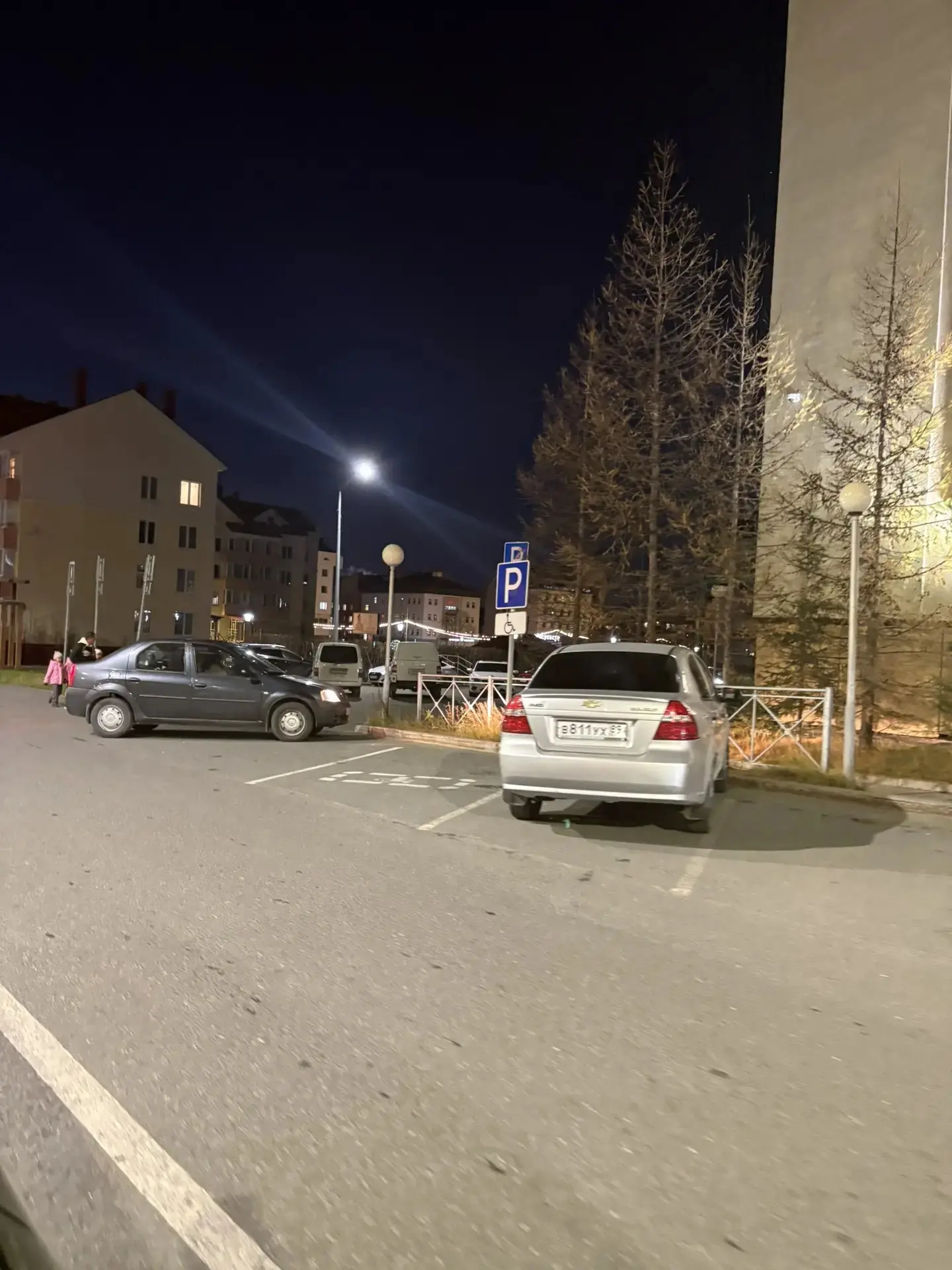 💭 Подписчики пишут: Как донести до таких автолюбителей, что левее места для парковки и...