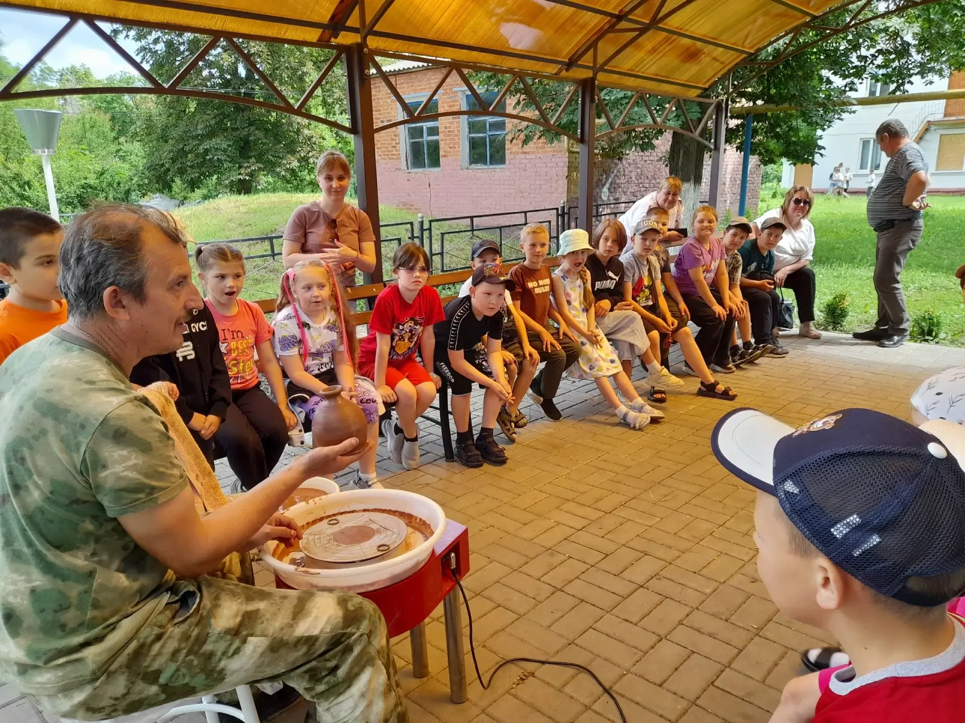 🌤️ Творить под открытым небом

Сегодня мастера Центра искусств и ремесел провели мастер-класс по го
