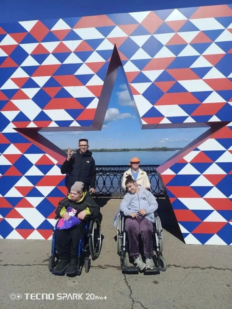 Солнечный восхитительный день... В такую погоду воздух кажется слаще, а мир — ярче. Именно в такой д
