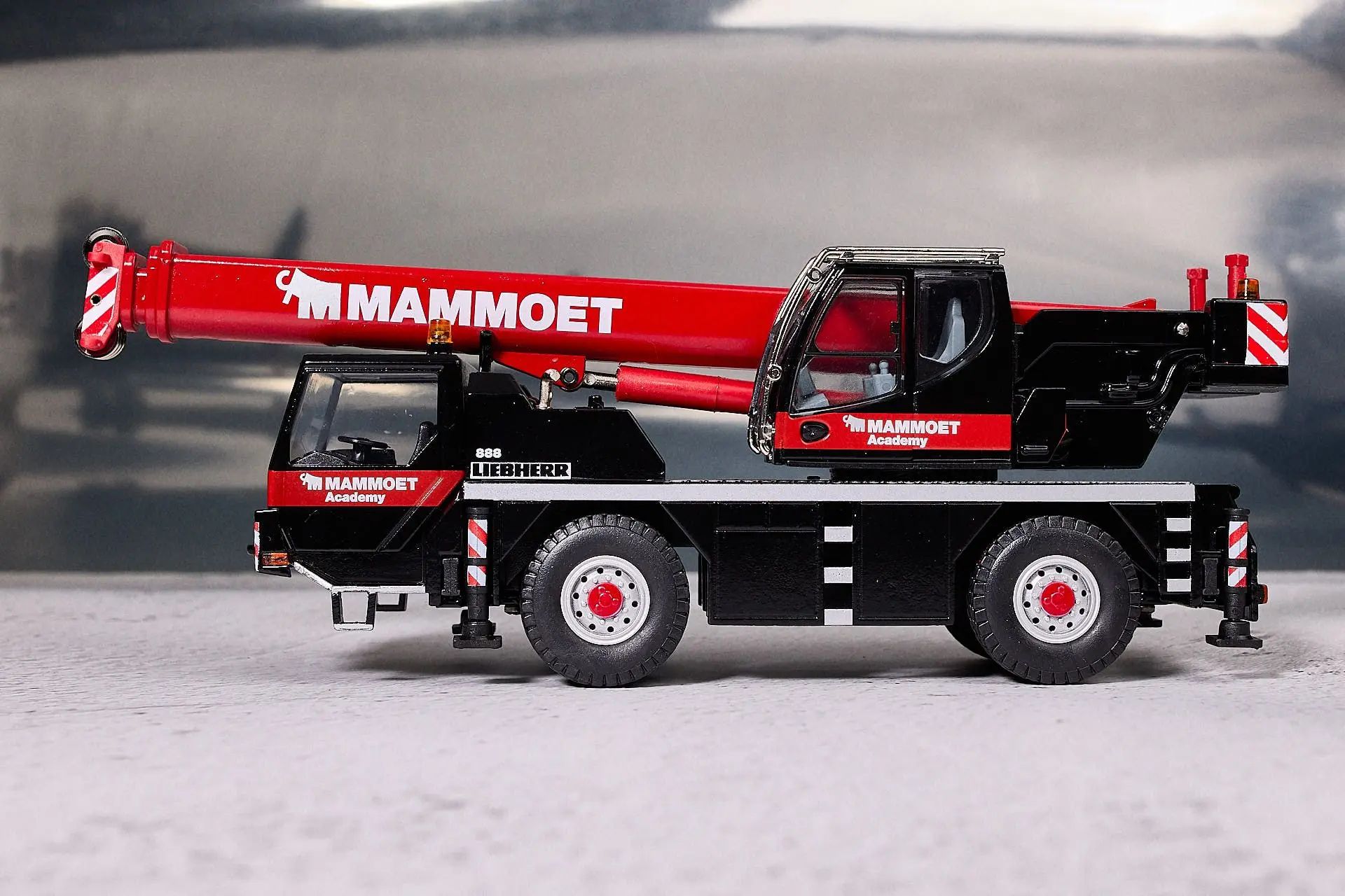 Ливрея Mammoet — одна из самых узнаваемых в мире коллекционных моделей. Её глубокий кра...