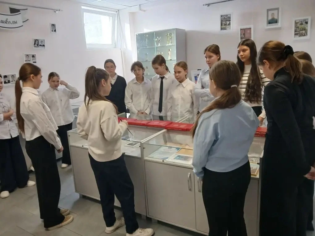 🇷🇺 В школьном музее продолжаются экскурсии, посвящённые Дню защитника Отечества! Экскурсоводы Ксения