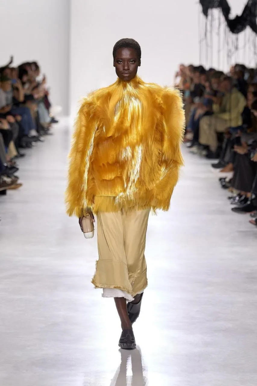 Ну вы дайте им другое пальто для съёмок-то. Почему это Bottega Veneta SS26 за всех разом отрабатывае