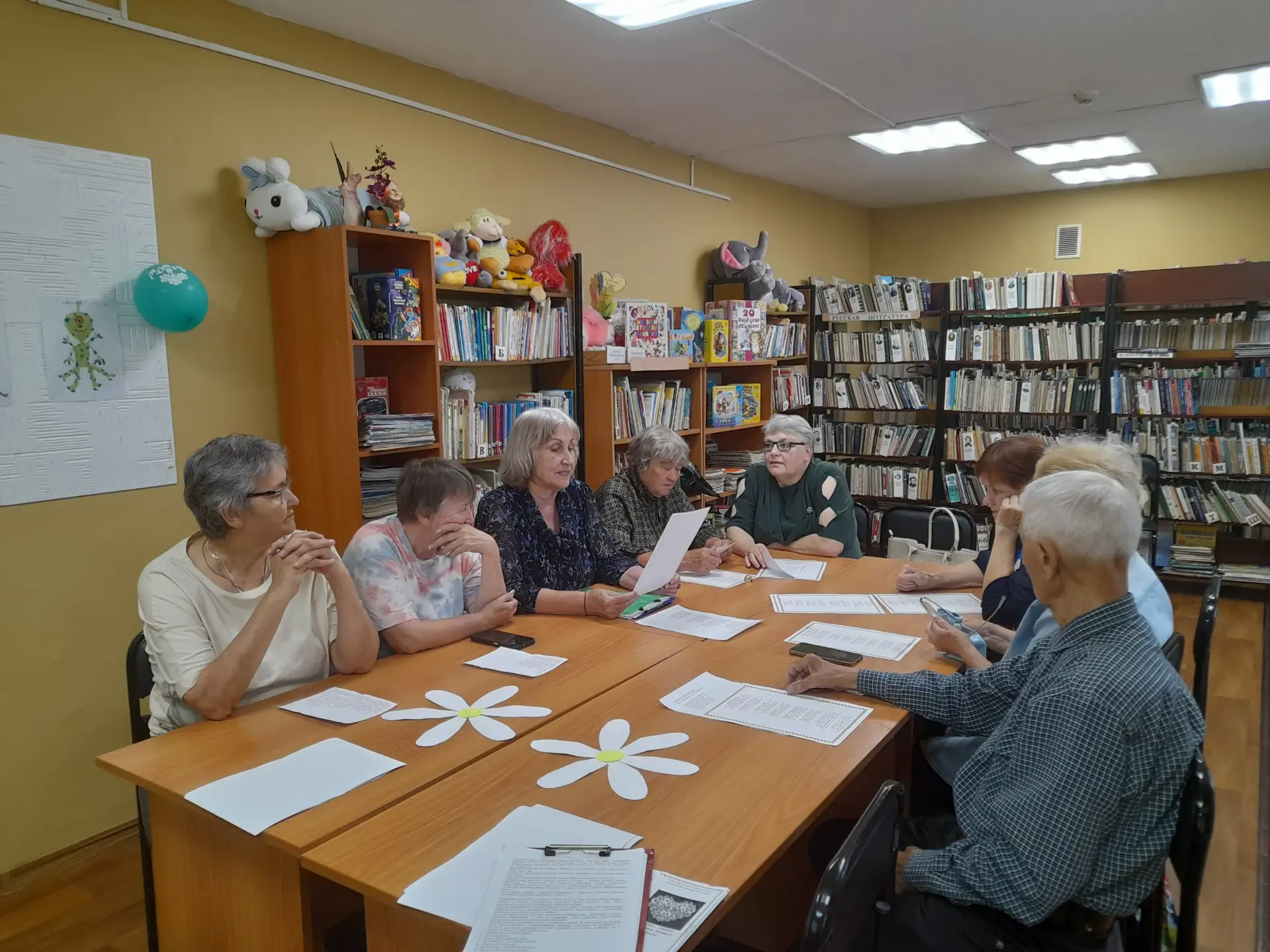 🌸 «Живет в веках любовь и верность»: душевная встреча в библиотеке

9 июля, в преддверии Дня семьи,