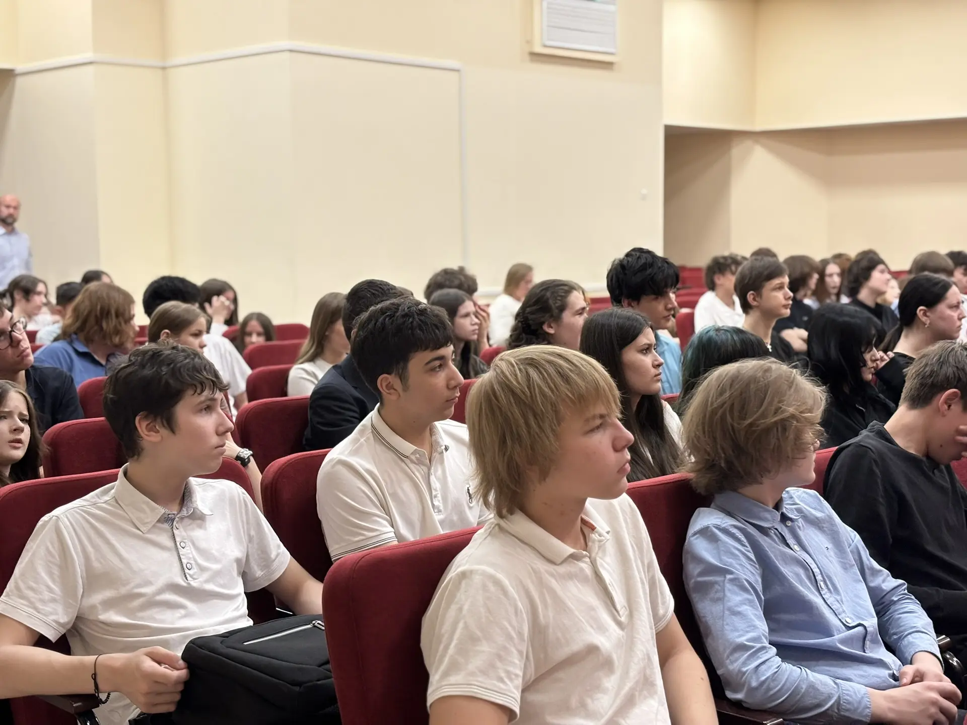 Сегодня для восьмиклассников нашей школы прошла встреча с адвокатом Бориным Александром Вадимовичем,