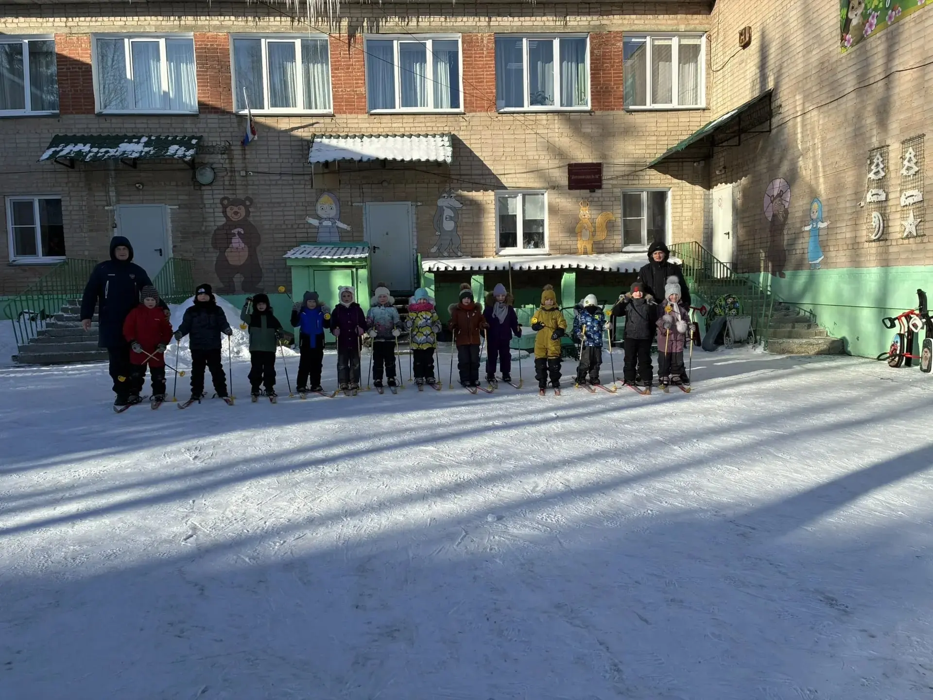 В подготовительных группах нашего детского сада, начались долгожданные лыжные занятия. ...