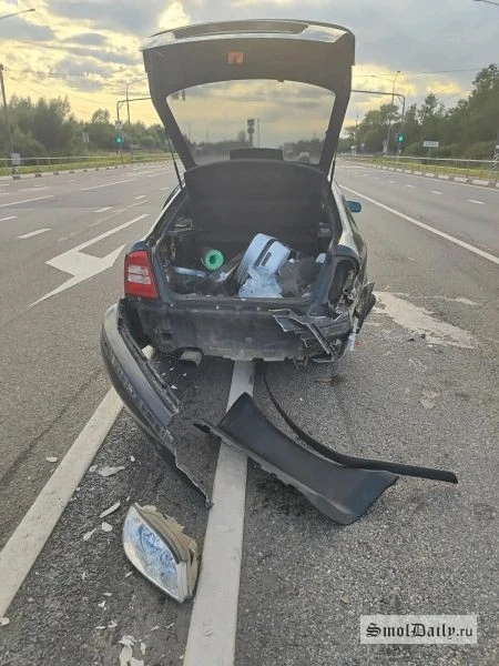 На М-1 под Гагарином столкнулись KIA и Skoda: пострадали два пассажира