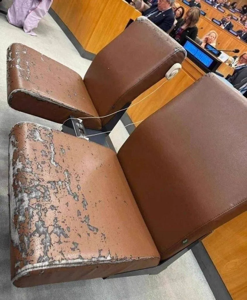 Эээээ …. Это кресла  в зале заседаний ООН.