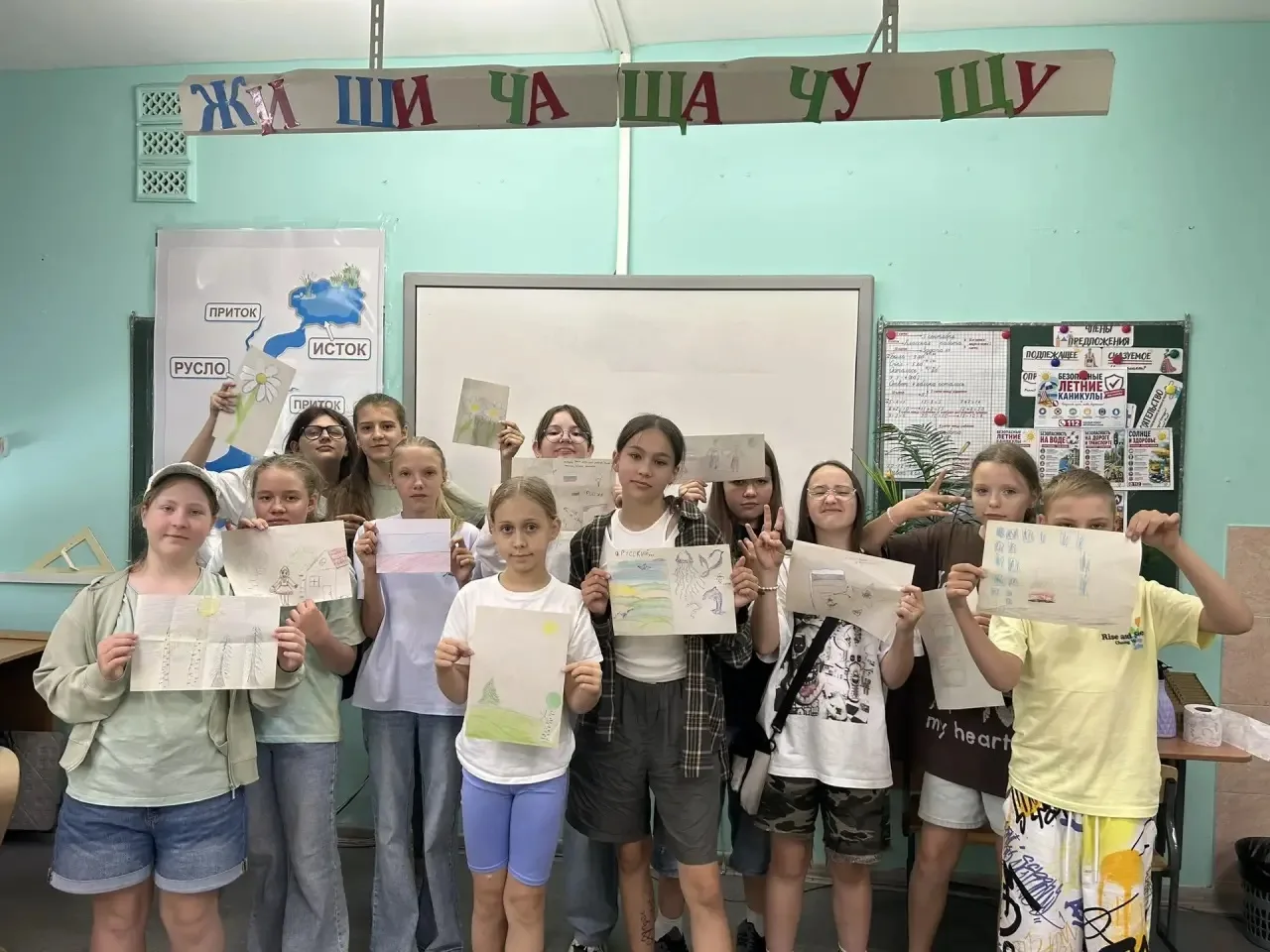 Я люблю свою Россию! 🤍

В пришкольном лагере прошли мероприятия посвященные Дню России.  На утренне