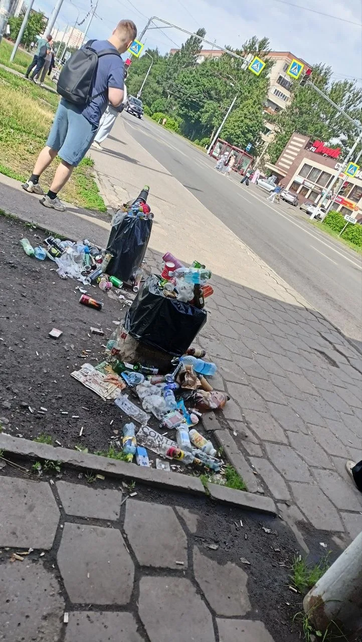 Урны на остановках подрядная организация перестала опустошать.