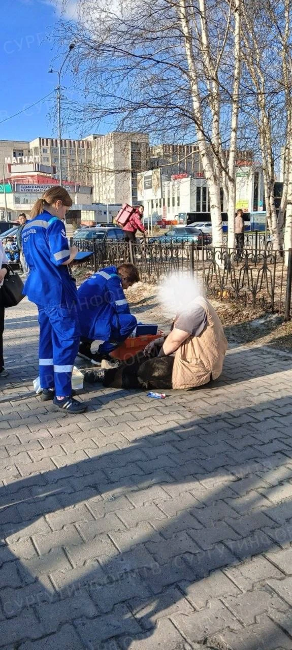 🚨 «Сам покатался, сам разбился»: в Сургуте самокатчика увезла скорая  Упал водитель СИМ на тротуаре 