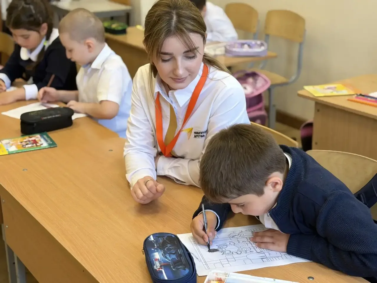 🎨Творчество и мир  🖍️ 18 мая, в День музеев, советник директора по воспитанию лицея №1 г. Усть-Джегу