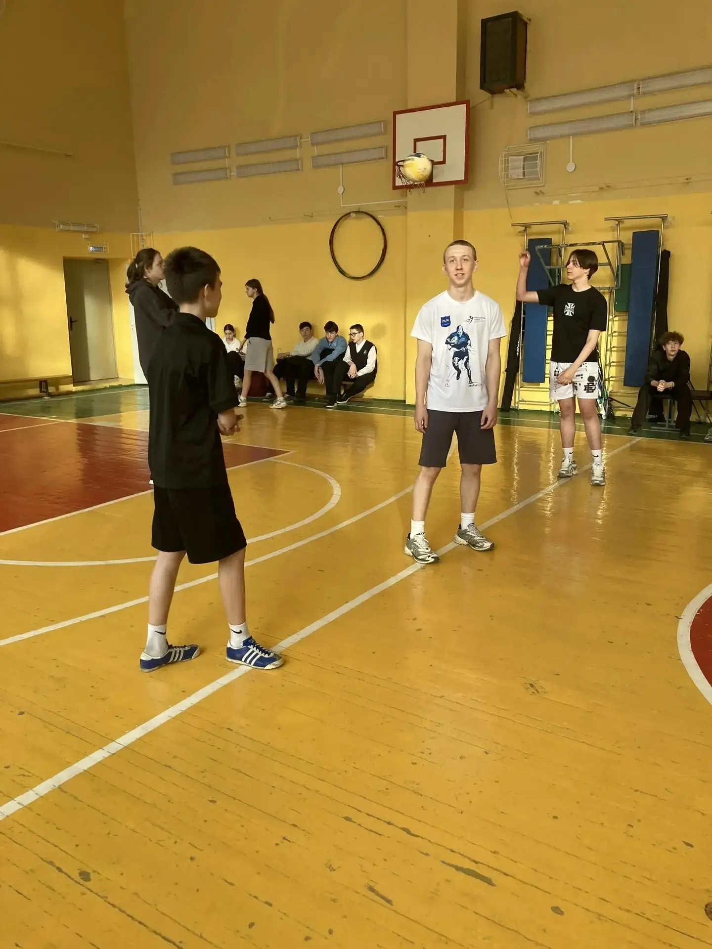В духе соперничества и дружбы…  🏐 В нашей школе в преддверии Всемирного дня здоровья  проходит  турн