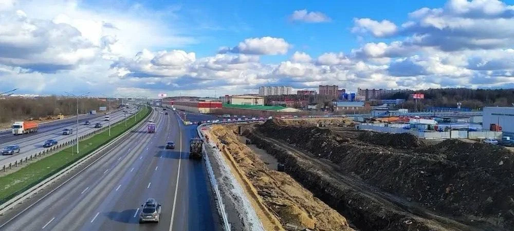 Вчера на ЮЛА открыли движение сразу по 2 съездам:  1️⃣ с Новорязанского шоссе в обход п. Октябрьский