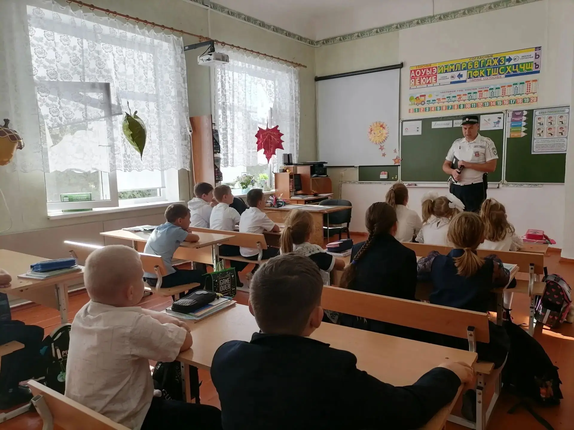 Школьные будни бывают не только весёлыми, но и очень полезными! 🛑