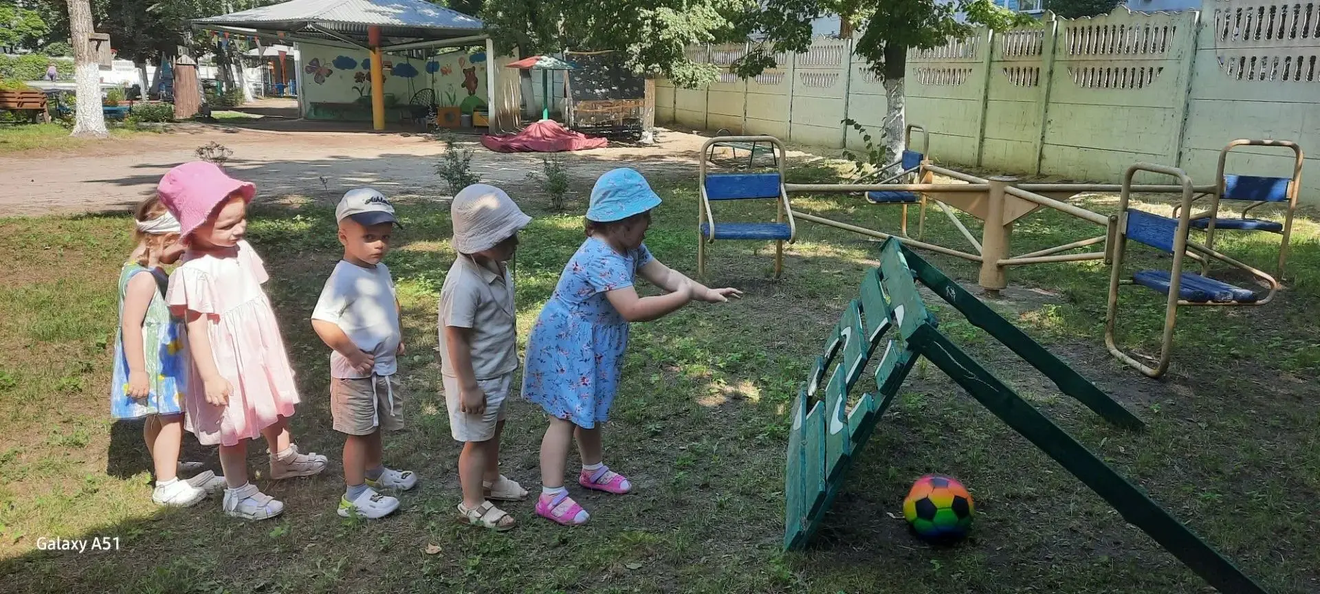 День на свежем воздухе: прогулка в нашем детском саду!