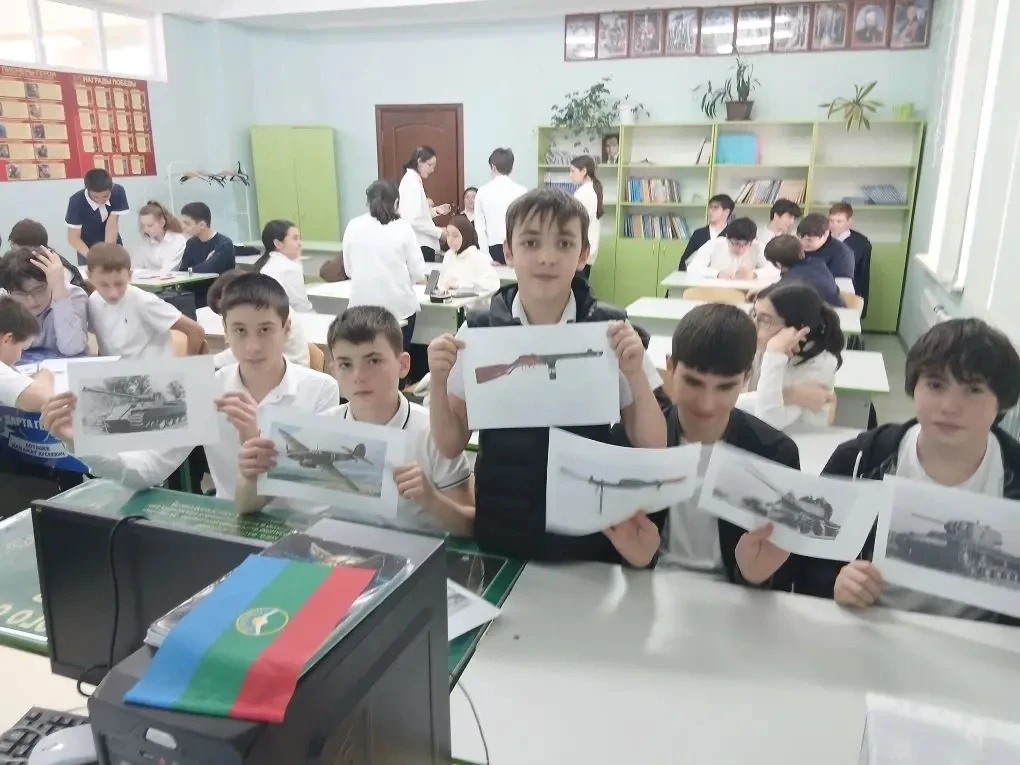 В преддверии священного праздника — 9 Мая — школьные коридоры МБОУ КГО «Средняя школа №3 им. Х.У.Бог
