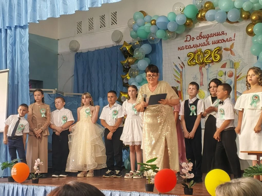 Поздравляю с этим важным событием! 🎓

Сегодня в нашей школе прошёл выпускной в 4 классе — особенный