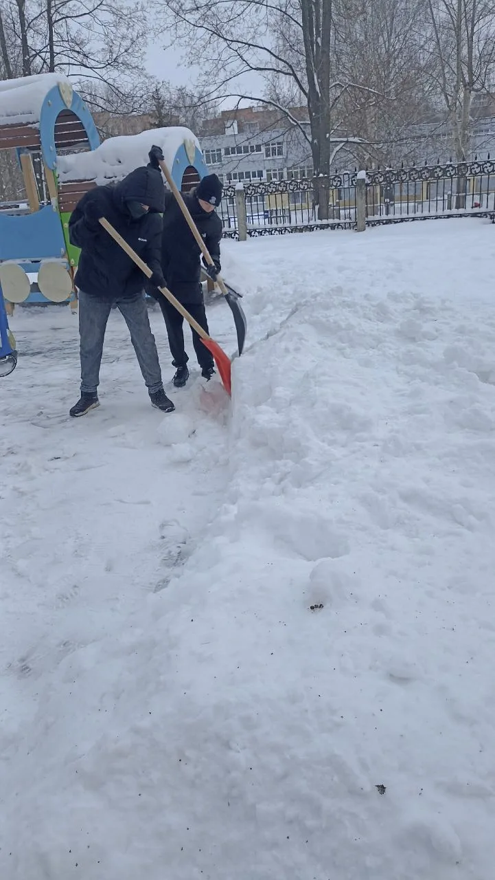 Праздник праздником, но порядок поддерживать надо круглый год!

Кто сказал, что уборка снега — это о