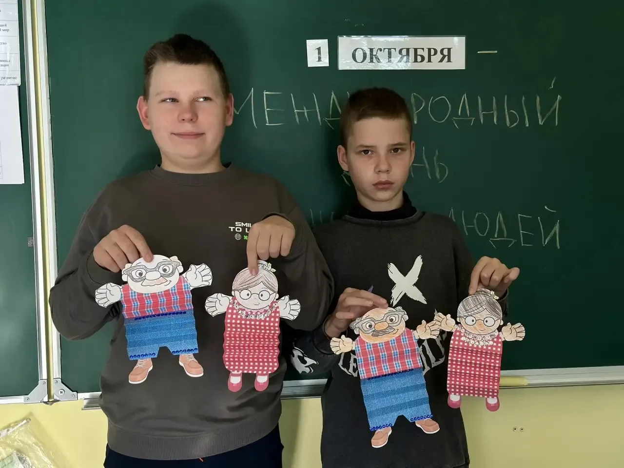 Учащиеся 5 «Г» класса подготовили открытки ко Дню пожилого человека 👍