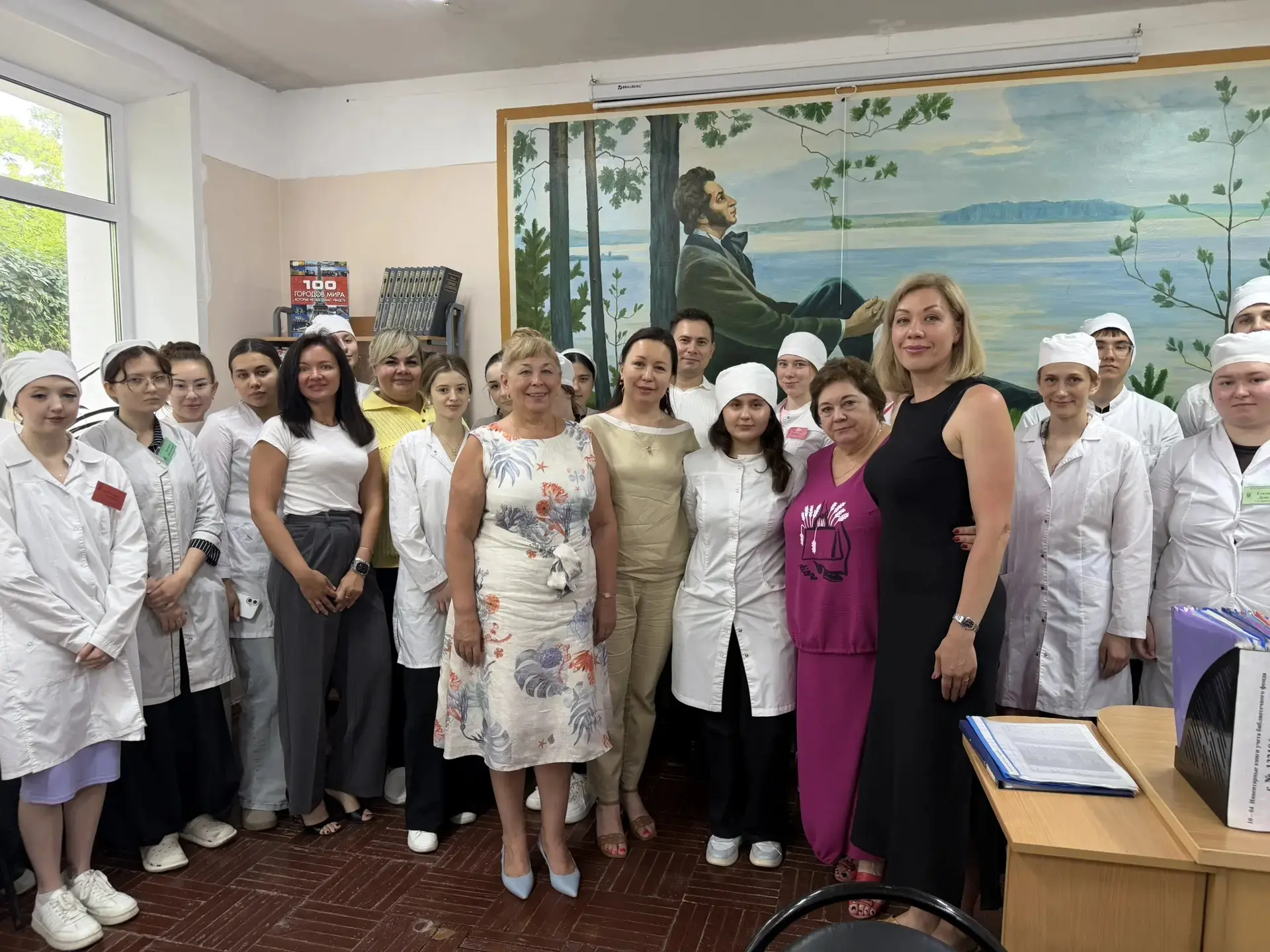 Сегодня в Саратовском областном базовом медицинском колледже специалисты Обкома профсоюза  работнико
