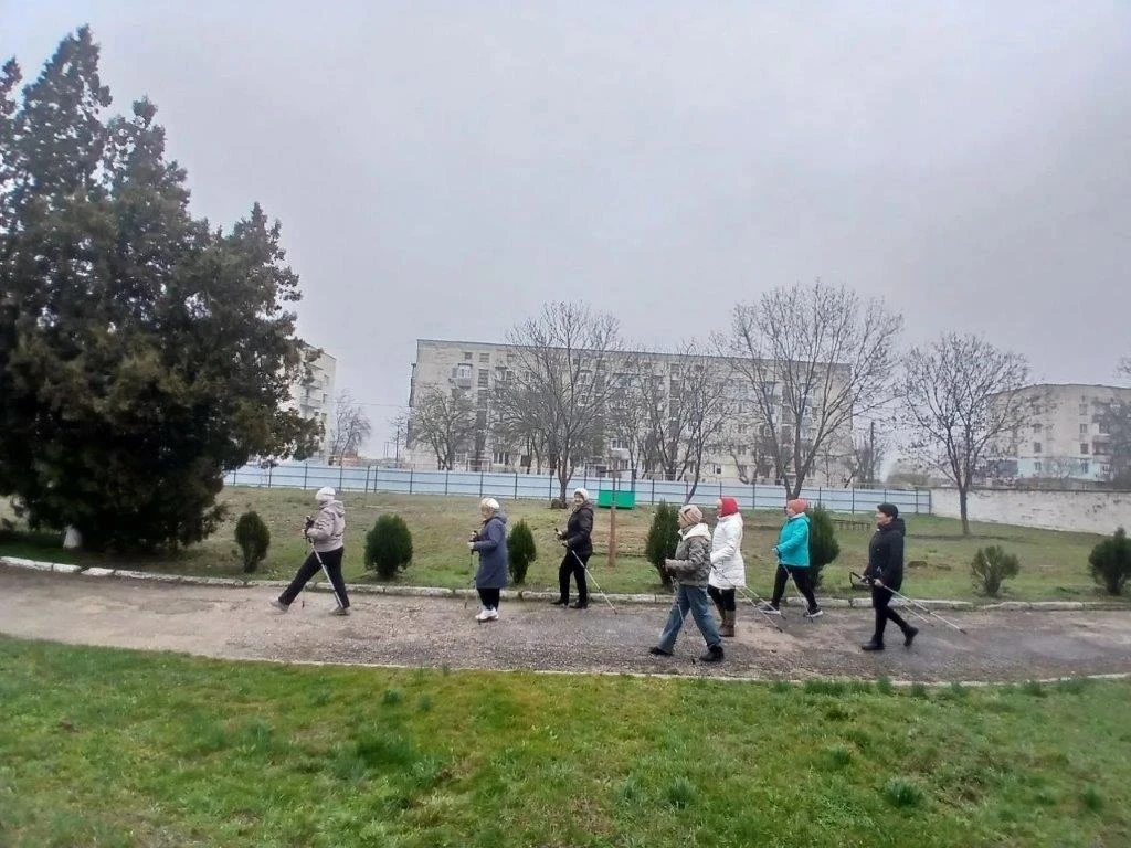 Йога и скандинавская ходьба: два пути к активному долголетию  ✅ В Центре социального обслуживания гр