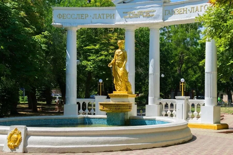 💦Когда-то Феодосия страдала от нехватки питьевой воды. В конце XIX века Айвазовский сд...