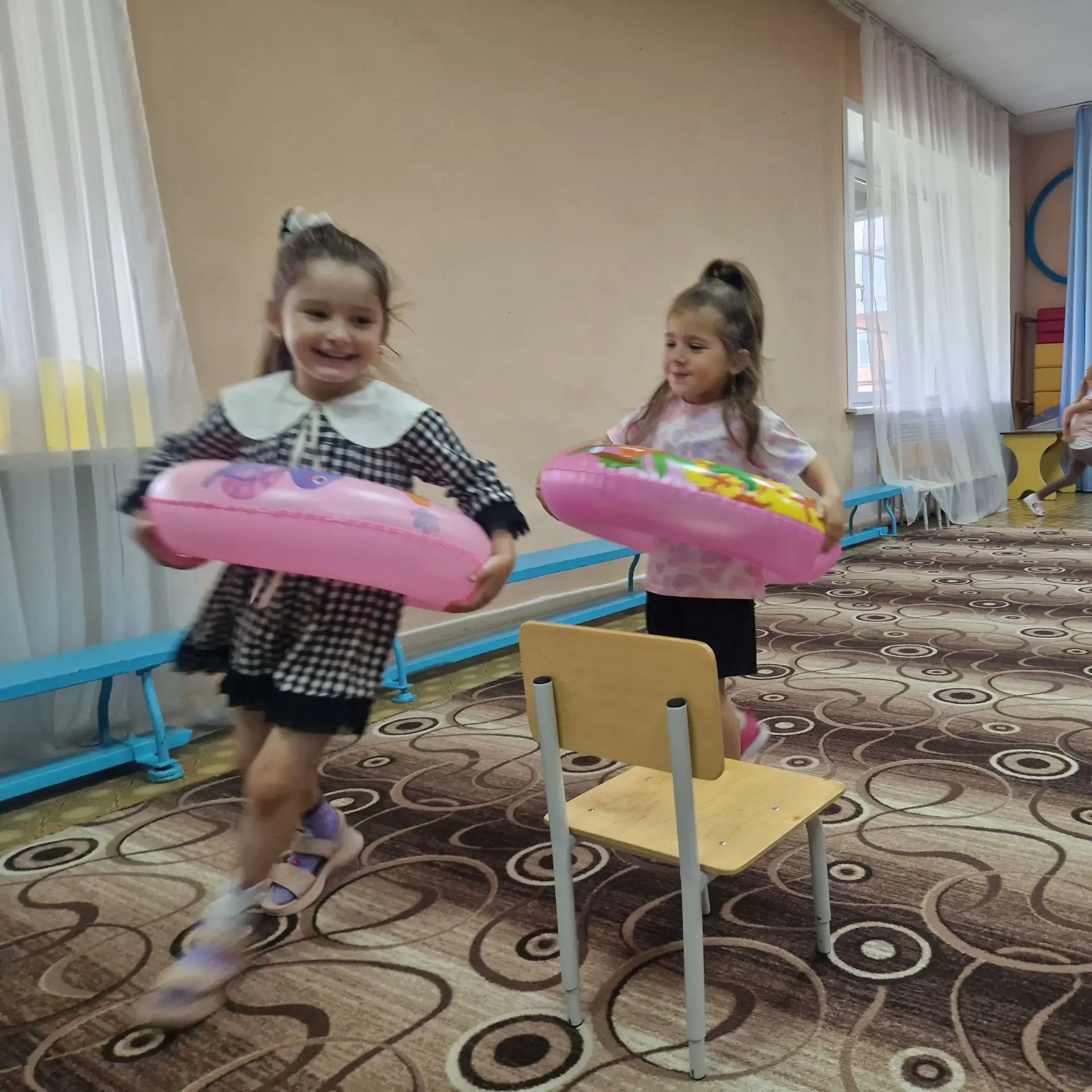 ☀️Воспитанники младшей группы «Капельки» и средней группы «Почемучки» с радостью и задо...