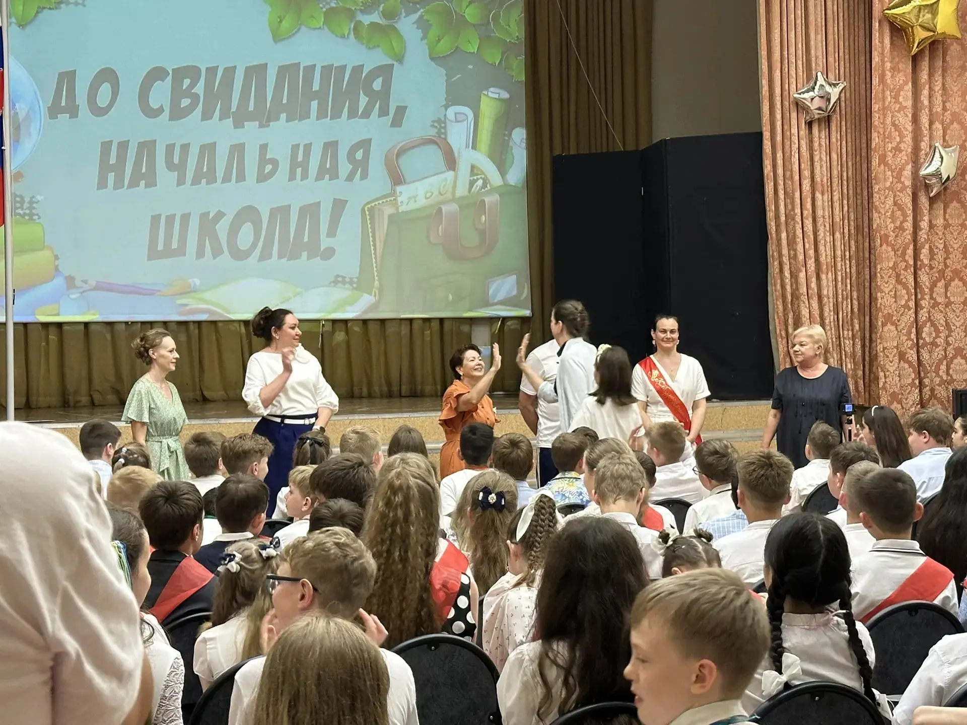 🎓 Торжественные линейки прошли для четвероклассников  🤩Для наших четвероклассников пятница стала осо