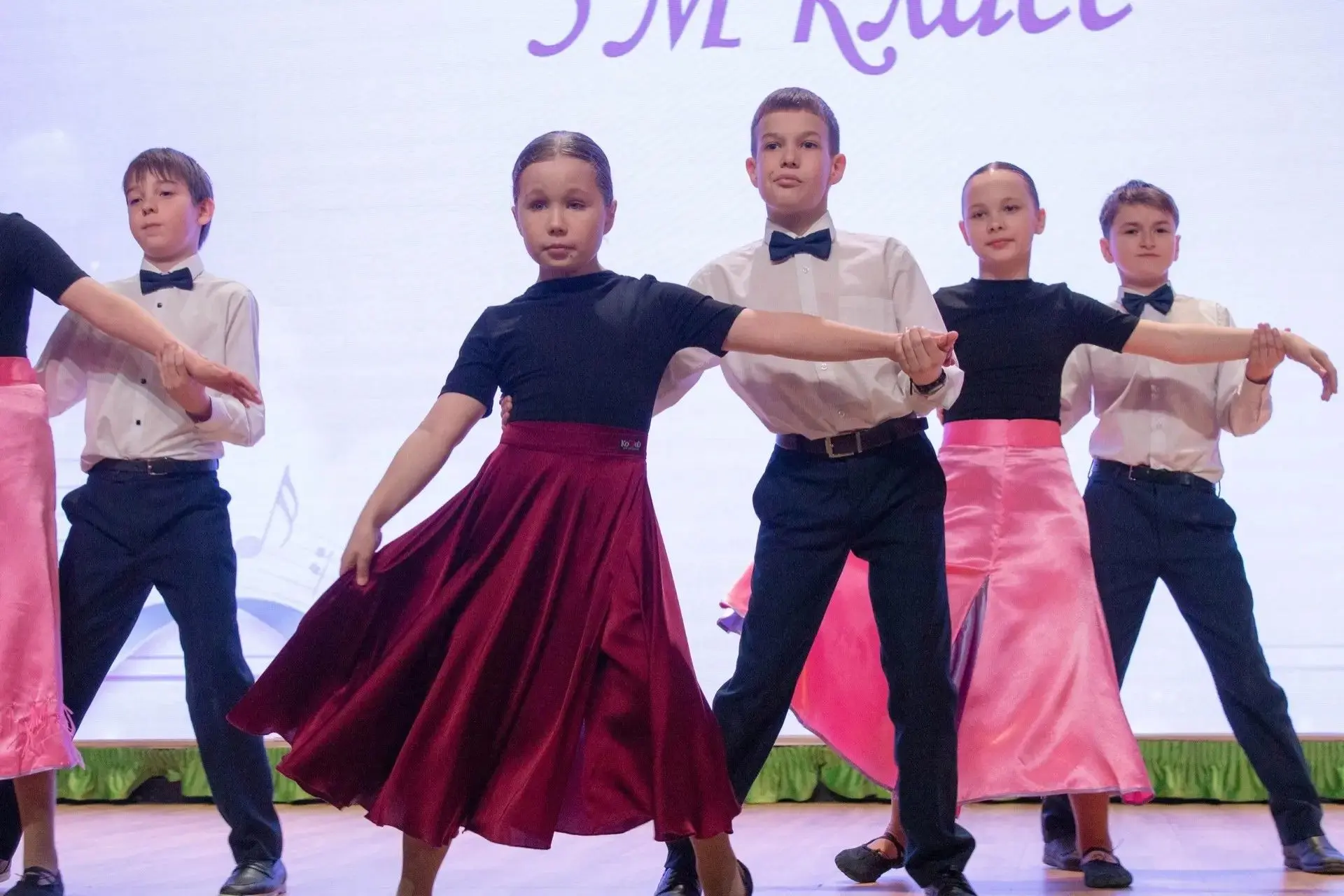 🎉 Исторический момент юбилея  🎉✨ В честь юбилея родной гимназии, холлы превратились в огромную танце