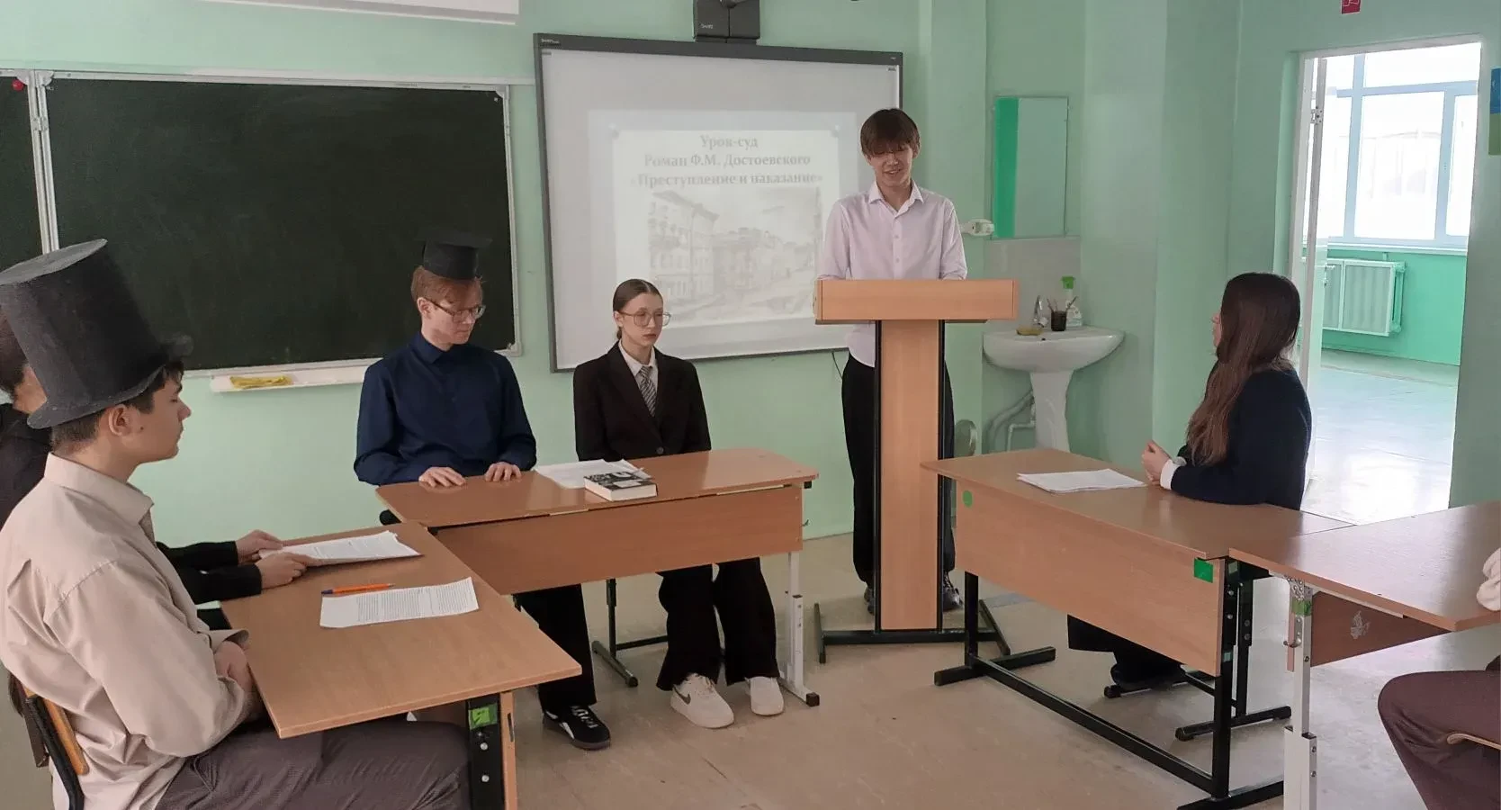 📚 Сегодня в 10А классе прошел урок-суд по роману Федора Михайловича Достоевского «Преступление и нак