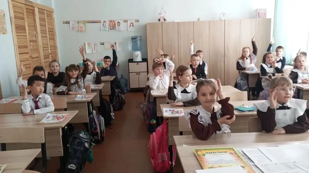 🥳 Свершилось! 1А и 1Б попрощались с Азбукой. И сделали это стильно — на интеллектуальном квизе!  Что