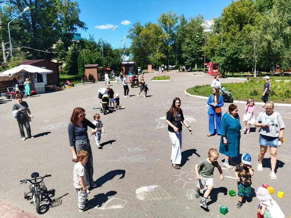 "Семейное время" в парке!

 26 июля было жарко! И не только от солнца, но и от веселья!

У крыльца Р